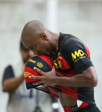 Fabinho iguala ano mais artilheiro da carreira com gol em final e segue busca por meta ousada