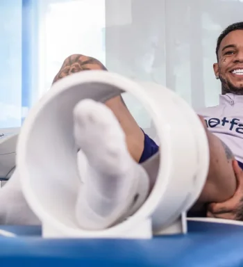 Cruzeiro: após cirurgia, Wesley Gasolina evolui com trabalho de força; Bilu inicia fisioterapia