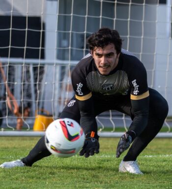 Goleiro Richard comemora 100 jogos pelo Ceará e se declara ao clube: ‘lugar especial no meu coração’