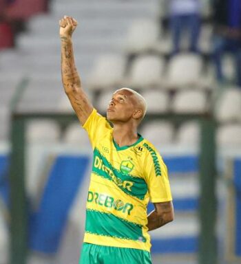 Deyverson protesta em campo contra racismo e deseja força a Vini Junior