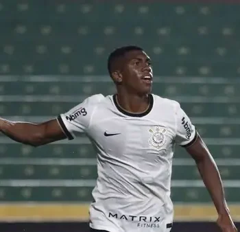 Artilheiro da base do Corinthians celebra boa fase e espera chances no profissional