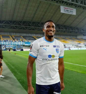 Saulo Mineiro balança as redes duas vezes e é destaque em vitória do Yokohama FC