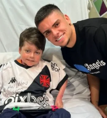 Menino que despertou do coma de 16 dias recebe visita de ídolos do Vasco: ‘Caraca, o Pec está aqui’
