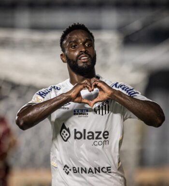 Mendoza entra no Top-10 de artilheiros estrangeiros da história do Santos