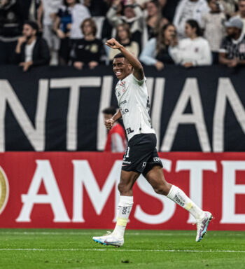 FELIPE AUGUSTO MARCA PRIMEIRO GOL PELO TIME PROFISSIONAL DO CORINTHIANS