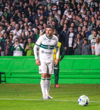 Victor Luis rasga elogios para Thiago Kosloski e fala do novo Coritiba: ‘Essa entrega tem que virar nossa identidade’