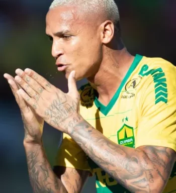 Artilheiro no campo e na mídia, Deyverson viraliza e impulsiona o Cuiabá