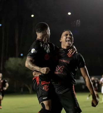 “É sempre bom sonhar com coisa grande”, diz Zé Hugo sobre possibilidade de acesso com título da Série B pelo Vitória