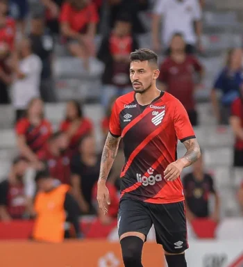 Dois meses após cirurgia, Pedro Henrique, do Athletico, deve retirar bota nesta semana