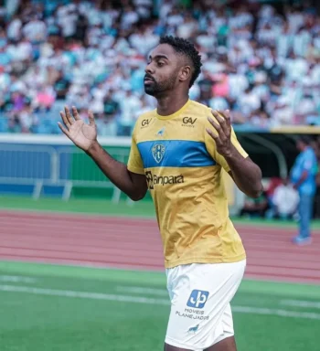 Wellington Carvalho comenta incentivo da torcida na luta pelo acesso: “Tem sido nosso maior combustível”