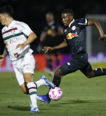 Mosquera comemora retorno aos jogos do Bragantino após se recuperar de lesão no joelho