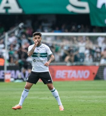 Victor Luis celebra vitória do Coritiba e dedica gol para família