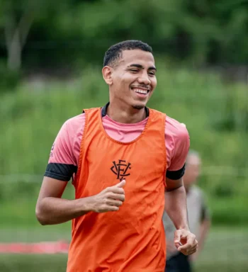 Vitória renova contrato com o atacante Zé Hugo até o fim de 2024