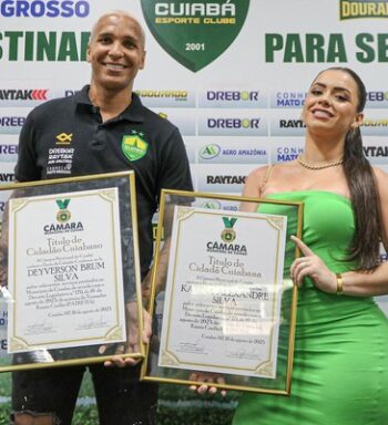 Raízes em Cuiabá: Deyverson e esposa recebem título de cidadãos cuiabanos