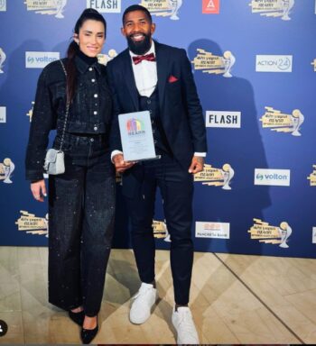 Rodinei recebe prêmio de melhor lateral-direito na Grécia