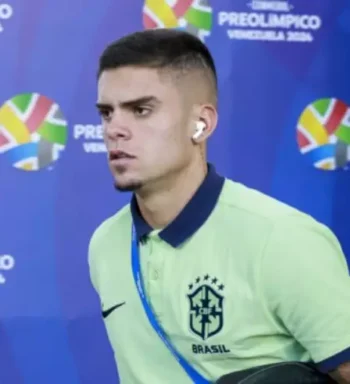 Gabriel Pec comemora assistência contra a Colômbia