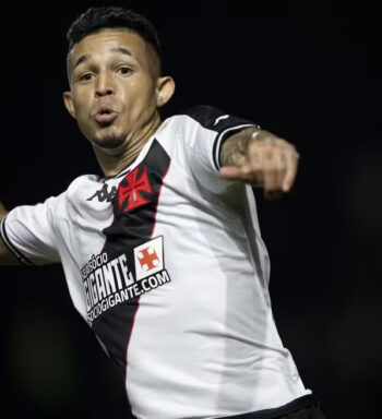“Acolhido” no Vasco, Adson tem sequência e conquista titularidade com gols e boas atuações