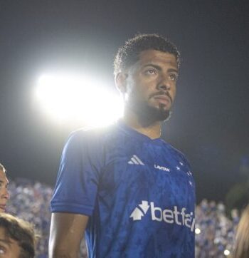 Zagueiro do Cruzeiro ganha sequência como titular e vira ‘xodó’ nas redes sociais