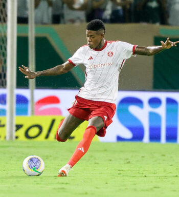 Vitão analisa atuação em vitória do Inter: ‘O time se comportou bem’