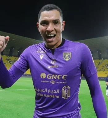 Ex-Sport ganha prêmio de melhor goleiro do mês de março na Arábia