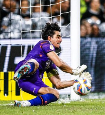 Duas mãos na bola, duas mãos na taça: Richard, o herói do Ceará no título cearense