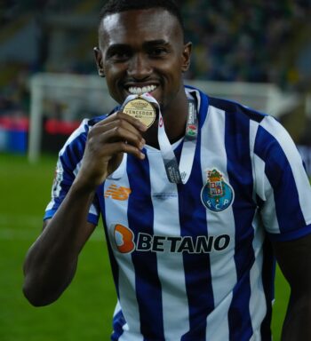 Otávio, ex-Flamengo, vibra com segundo título no Porto e diz: “Muito mais pela frente”