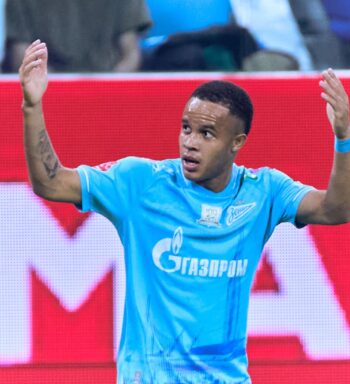 Cria da base do Corinthians, Pedrinho brilha na Europa com sequência de gols