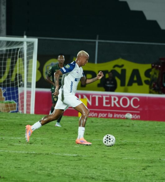 Deyverson se firma como titular e brilha em nova vitória da LDU no Campeonato Equatoriano