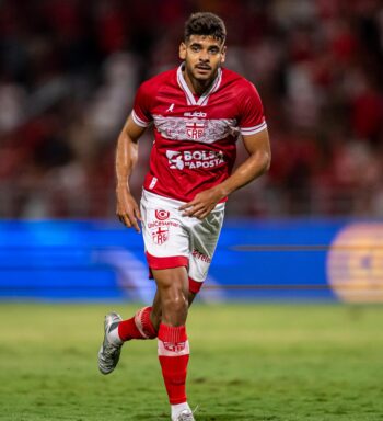 Emprestado pelo Fluminense, atacante marca na estreia da Série B