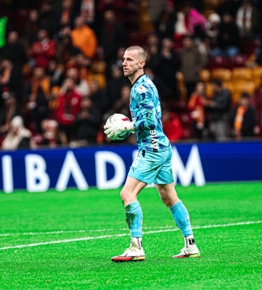 Ex-Flamengo, goleiro se consolida como titular em time europeu aos 39 anos