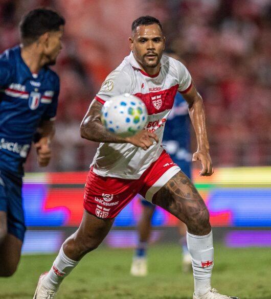 Goleador do CRB, Mikael marca contra o Sport e está perto de ter sua temporada mais artilheira