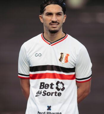 Cria do Vasco, Andrey celebra acesso do Santa Cruz à Série B